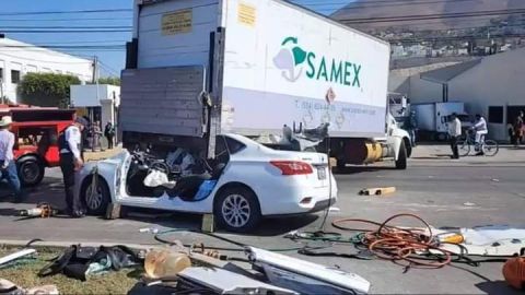 Aparatoso accidente protagonizan vehículo y tráiler en bulevar Insurgentes