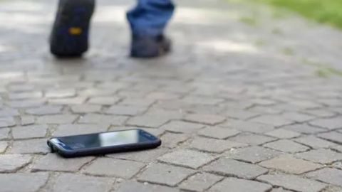 Nuevo modo de extorsión: ¡Si ves un celular al lado de tu auto, no lo levantes!