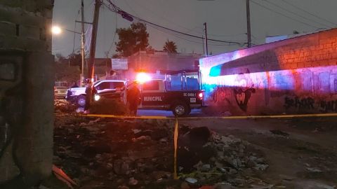Reportaron un homicidio y encontraron tres cuerpos en lote baldío de Tijuana