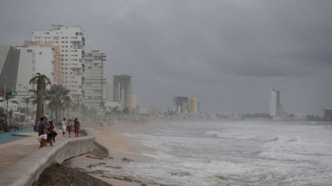 Tormenta Rick se fortalece a huracán frente a costas mexicanas en el Pacífico