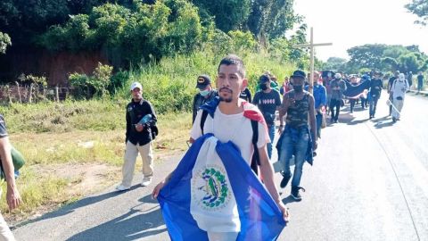 Caravana migrante sale de Tapachula, Chiapas; se dirige a Ciudad de México