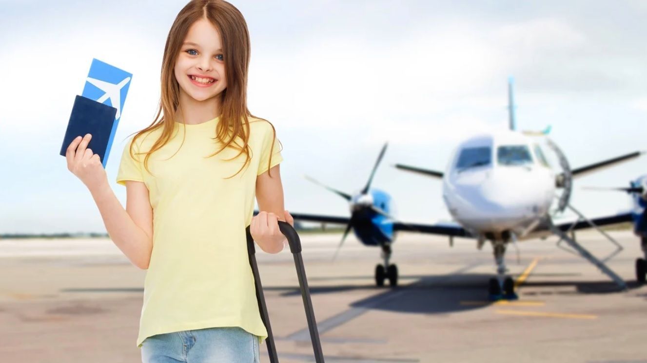 Скидки на самолет для детей. Девочка с самолетиком. Самолет для детей. Девушка с самолетиком в руках. Девушка с билетами на самолет.