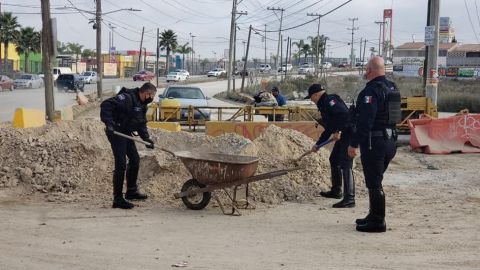 Policías de Tijuana se ponen la camiseta y tapan baches de Santa Fe