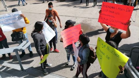 Migrantes piden con protesta atención a joven salvadoreño enfermo de Covid-19