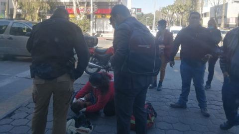 Motociclista es atropellado por vehículo de la FGE en el bulevar Sánchez Taboada