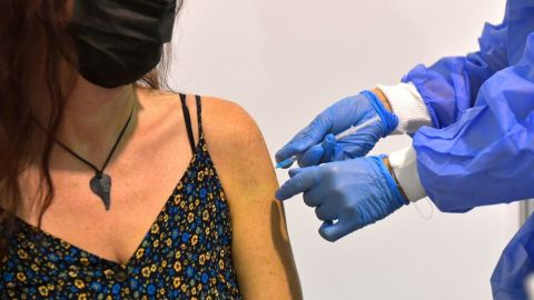 Piden aplicarse refuerzo de vacuna COVID-19 en San Diego