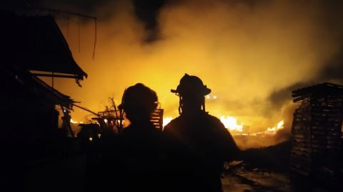 Viviendas en riesgo por incendio de una industria de tarimas