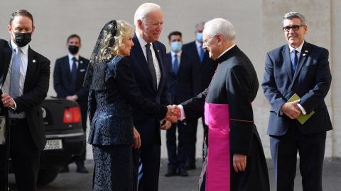 Biden llega al Vaticano; se reunirá con el papa Francisco