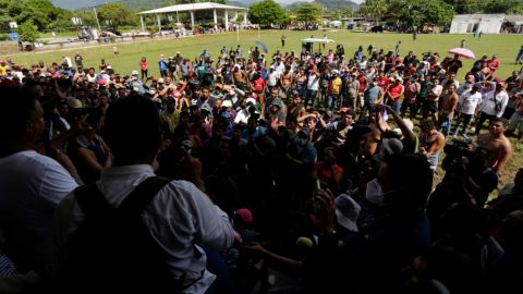 Avanza caravana de migrantes mientras crecen tensiones por reapertura fronteriza