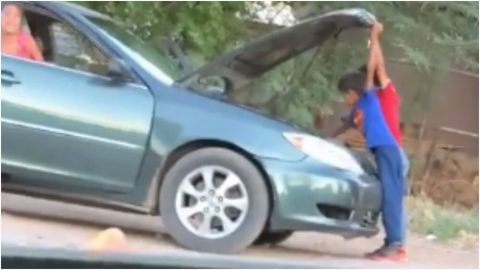 📹 VIDEO: Captan a niños reparando automóvil y conduciendo en Mexicali