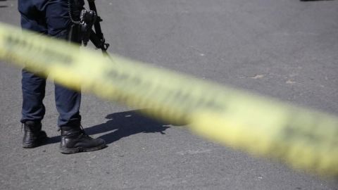 Policía se enfrenta a balazos con compañero por 'meterse' con su esposa