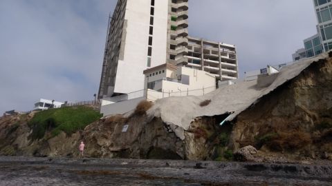 Temen más derrumbes por marea alta en Playas de Tijuana