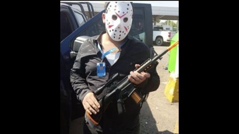 Detienen a joven con rifle de juguete y disfraz de Halloween