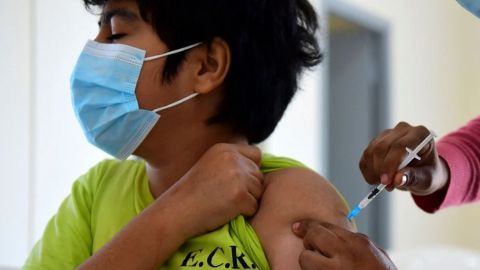 Reanudan vacunación anticovid para menores de edad en BC