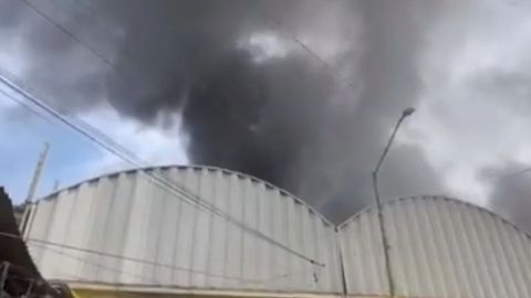 Reportan incendio en Mercado de Sonora; habría explotado tanque de gas