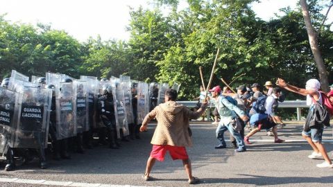 Con piedras y palos, migrantes se enfrentan con la Guardia Nacional en Chiapas
