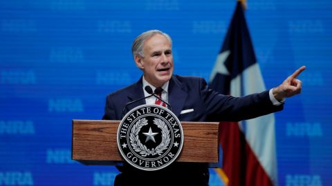 Gobernador de Texas pide que se retiren libros con temas LGBT de las escuelas