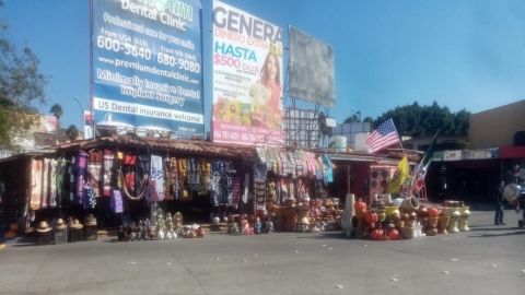Migrantes del Chaparral afectan ventas de comerciantes de la línea