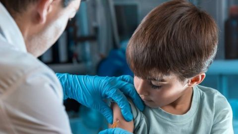 Cruzan niños de Tijuana a San Diego a vacunarse contra Covid 19