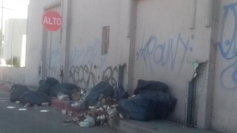Sin paso a peatones por acumulamiento de basura en avenida Alba Roja