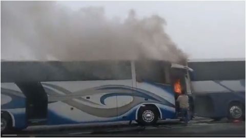 📹 VIDEO: Se incendia autobús de aficionados de Rayados tras choque en carretera