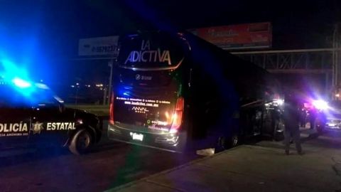 Atacan a balazos autobús de banda La Adictiva en carretera