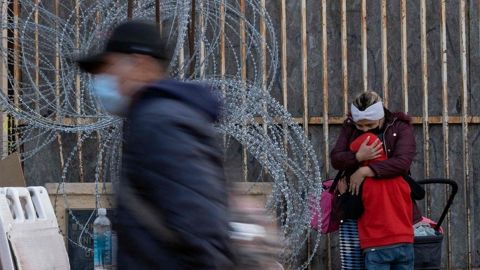 Lágrimas y abrazos: Familias se reencuentran en la reapertura de la frontera