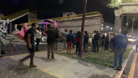 Tráiler tira puente peatonal y queda aplastado en carretera México-Texcoco