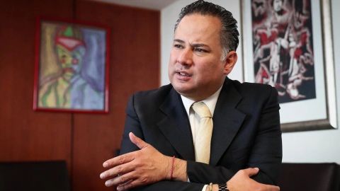 Santiago Nieto renuncia a la UIF tras polémica por boda