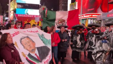VIDEO: Con mariachi esperaron a AMLO en Times Square