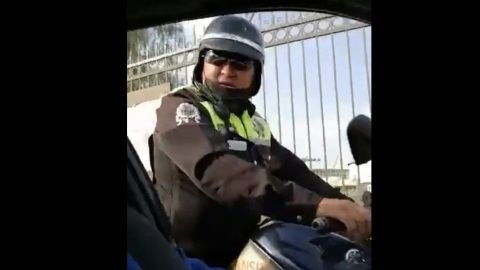 "No le hagas a la mam..."; Captan a policía amedrentando a automovilista