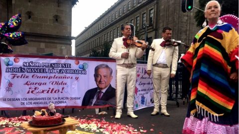 Por su cumpleaños, seguidores le cantan Las Mañanitas a AMLO en Palacio Nacional