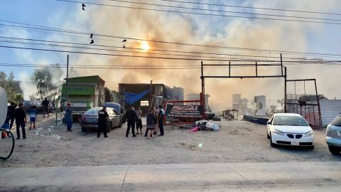 Se incendia 'yonque' de Tijuana
