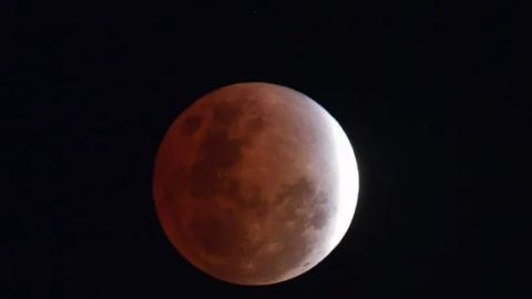 VIDEO: Así se vio el eclipse lunar más largo del siglo