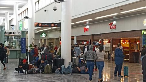 Niños y adultos de la tercera edad duermen en el piso del Aeropuerto de Tijuana