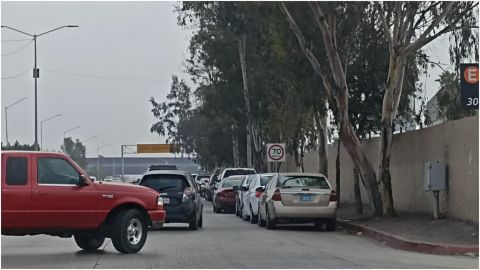 Automovilistas peligran por esperar a familiares en el Aeropuerto de Tijuana
