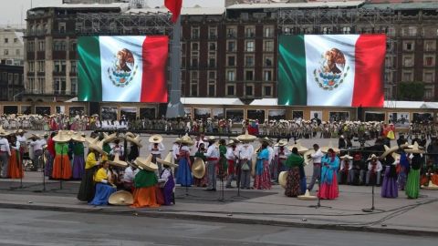 AMLO encabeza desfile de la Revolución Mexicana