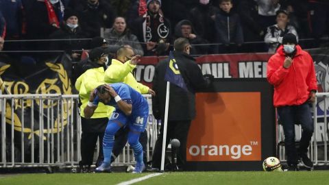 En Francia suspenden partido por aficionado que agredió a jugador con botella