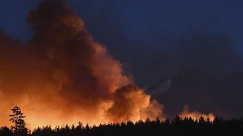 Vientos de Santa Ana traen peligro de nuevos incendios al sur de California