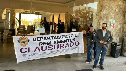 Alcalde de Tecate acude a clausura de hotel con irregularidades