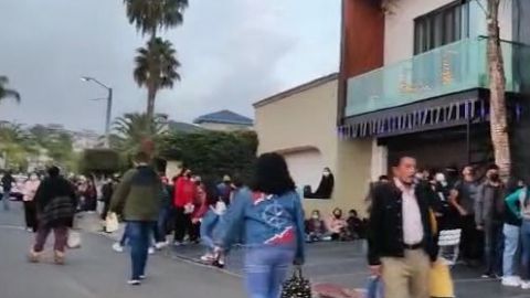 Video: Adolescentes enfrentan largas filas para vacunarse