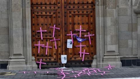 Mujeres colocan cruces en Palacio Nacional en protesta contra feminicidios