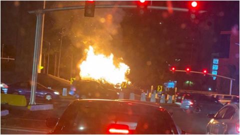 Fuerte incendio en el monumento de Las Tijeras