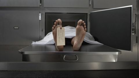 Hombre declarado muerto despierta en la morgue; fallece horas después