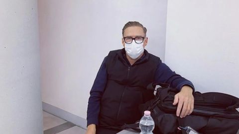 Bryan Adams al hospital, da positivo a Covid por segunda vez en un mes