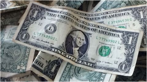 Dólar se dispara a 22.46 pesos y bolsas del mundo colapsan por nueva variante