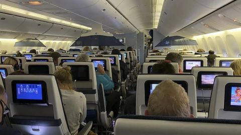 Dan positivo a Covid 61 pasajeros de vuelos de Sudáfrica al aterrizar en Europa