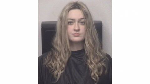 Arrestan a maestra por enviar contenido sexual a sus alumnos