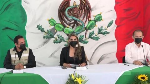 Evelyn Salgado aparece en acto oficial delante de una bandera modificada