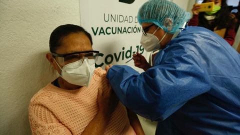 Comenzarán a aplicarse refuerzo de vacuna anticovid para adultos mayores: AMLO